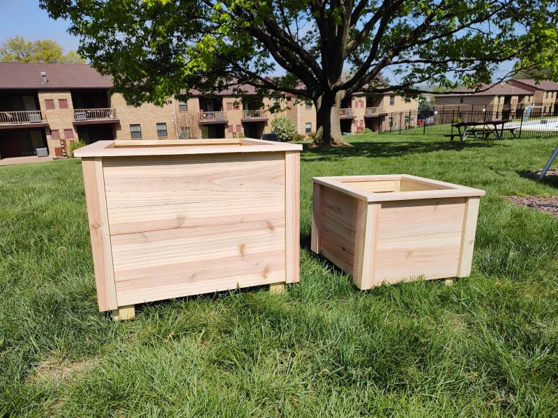 22 inch and 15 inch planters next to each other.