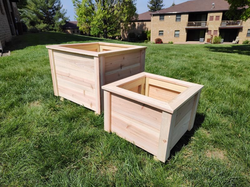 22 inch and 15 inch planters next to each other. Alternate angle.